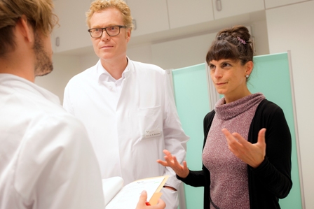 Dr. Saskia Jünger und Professor Dr. Nils Schneider bei einer Fallbesprechung mit einem Hausarzt