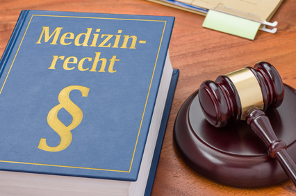 Gesetzbuch mit Richterhammer - Medizinrecht